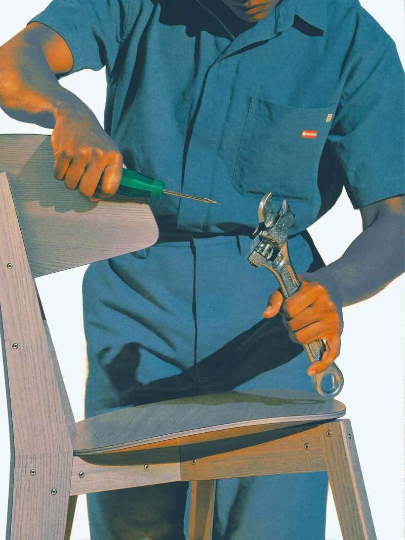 Illustrazione di una manutenzione preventiva su un mobile in legno